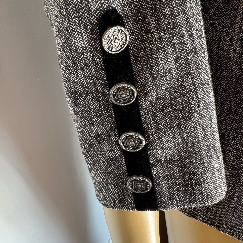 Conrad C Women's Military-Style Jacket with gorgeous buttons. Ptp 23”length22.5” - Picture 11 of 14